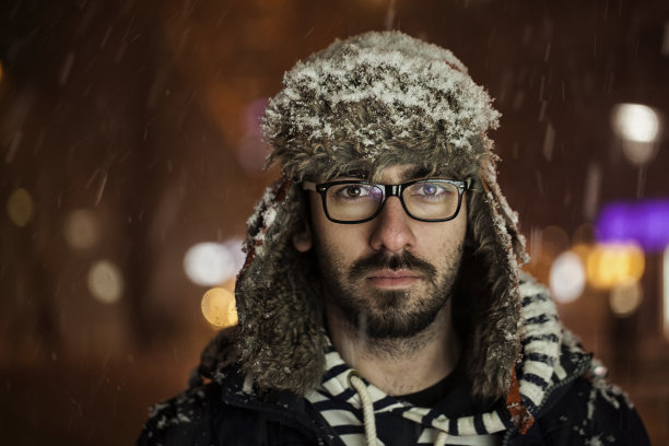 人的衣服在冬天的雪下图片下载