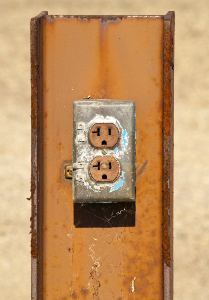 独特的电源插座在生锈的金属梁上图片下载