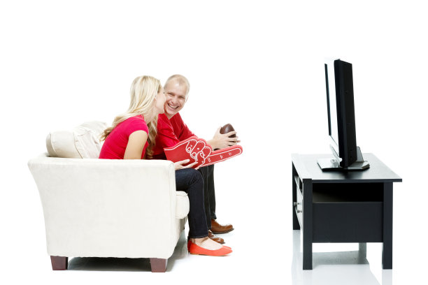 一对微笑的夫妇坐在沙发上，手指沾满泡沫图片下载