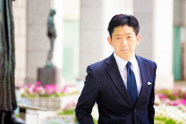 严肃的日本商人在户外看起来很疯狂图片下载