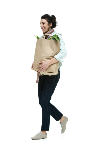 女人提着纸袋里的食品杂货素材图片