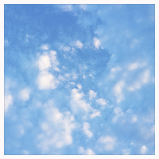 蓝色的天空和蓬松的白云图片下载