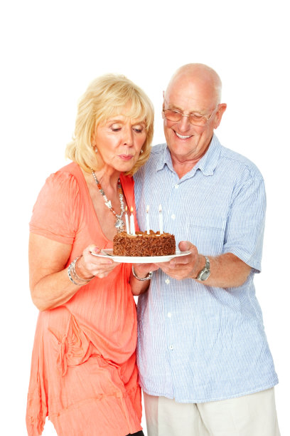 一对老年夫妇为一位女士庆祝生日图片下载