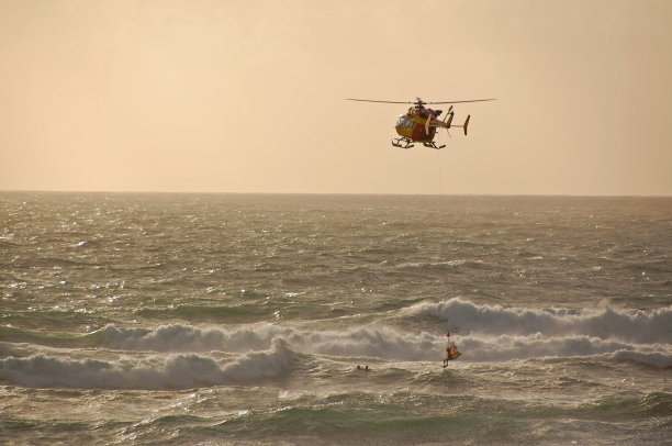 海岸警卫队直升机处于危险状态图片下载