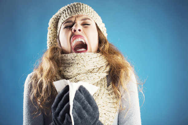 戴着帽子和围巾的冬天女孩正要打喷嚏图片下载
