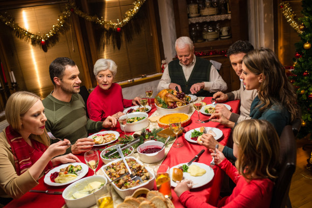 一家人吃圣诞晚餐图片下载