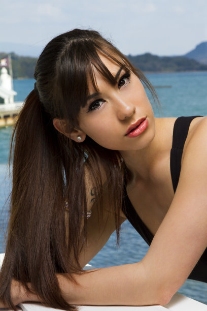 倚在钢琴上的女人图片下载