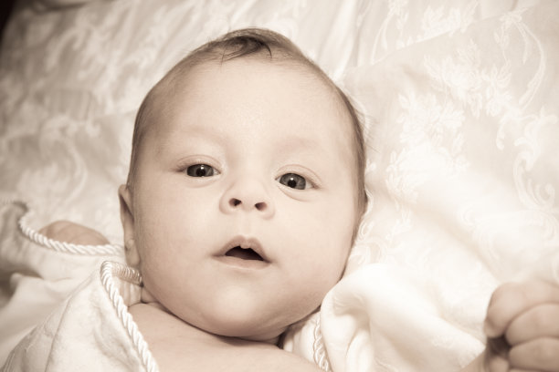 宝宝的脸近了，老成的照片风格图片下载