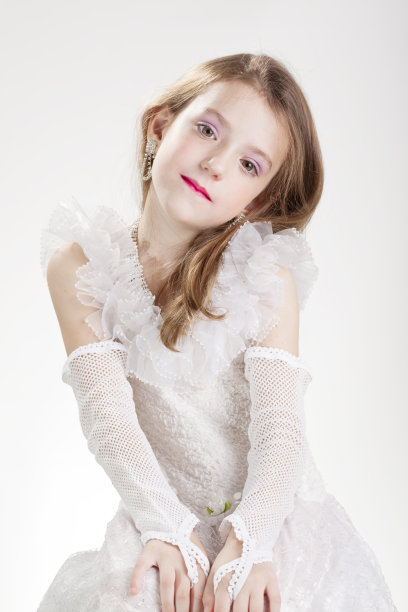 金发小公主穿着白裙子摆姿势图片下载