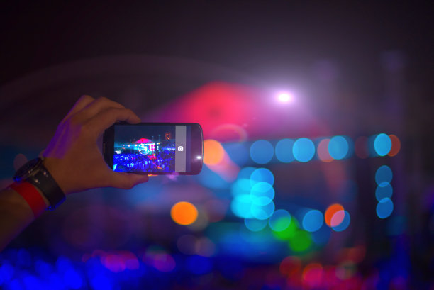 男子用智能手机拍摄图片下载