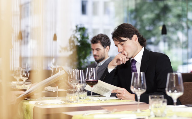 商人在餐馆看菜单图片下载