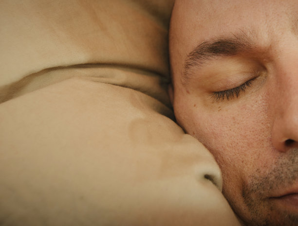 睡觉的人图片下载