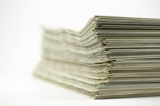 报纸孤立在白色背景上图片下载