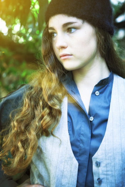 柔软模糊的少年肖像。图片下载