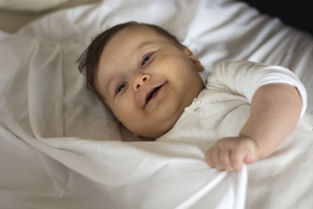 躺在床上的婴儿图片下载