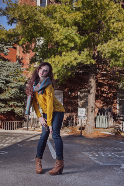 秋季的女模特穿着五颜六色的时装图片下载