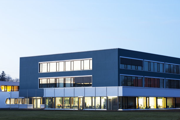 黄昏时分的新办公楼图片下载