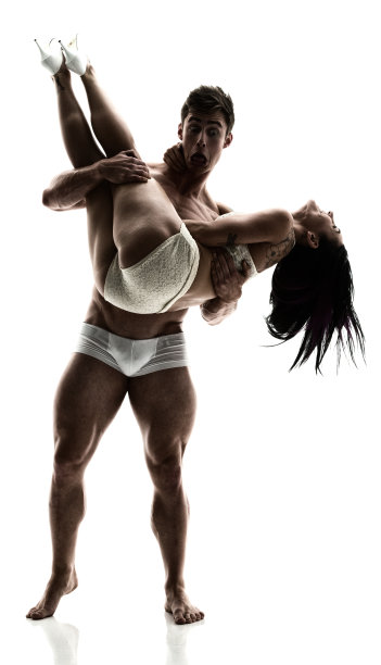 惊恐的男人扛着女人图片下载