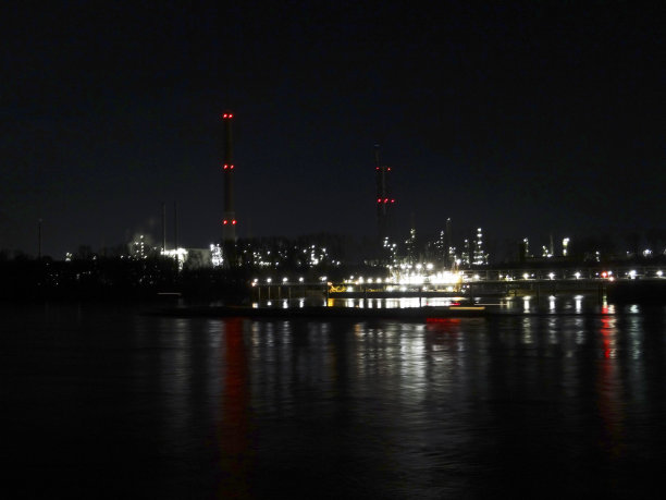 莱茵河上的工业图片下载