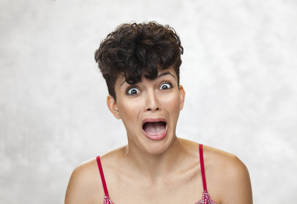 受惊的女人图片下载