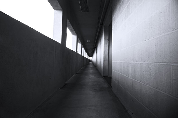 黑色和白色的长混凝土走廊图片下载