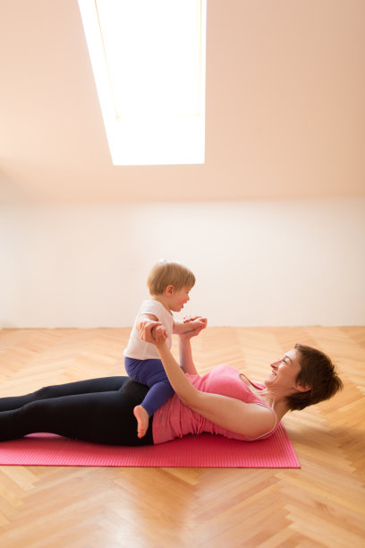 母亲和宝宝一起锻炼图片下载