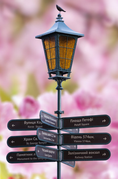 指向乌日哥罗德主要景点的路灯。图片下载