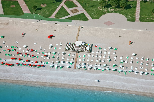 从高空鸟瞰空旷的海滩图片下载