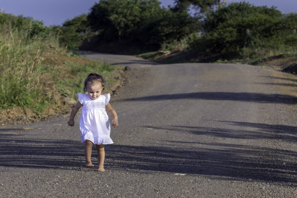 小女孩在泥泞的路上走了很长一段路图片下载