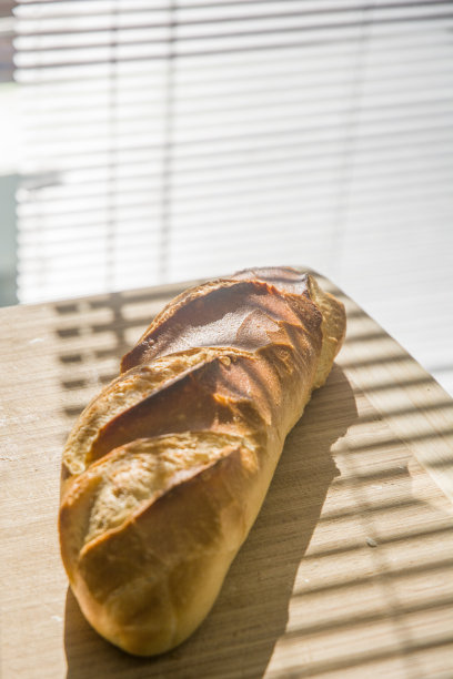 日光下的美味面包图片下载
