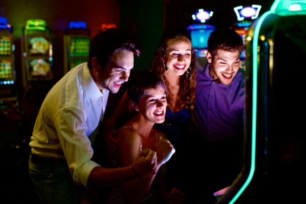 朋友们在玩老虎机图片下载