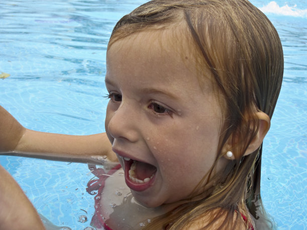 甜美的小女孩微笑着图片下载