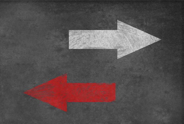 黑板上两个不同的方向图片下载