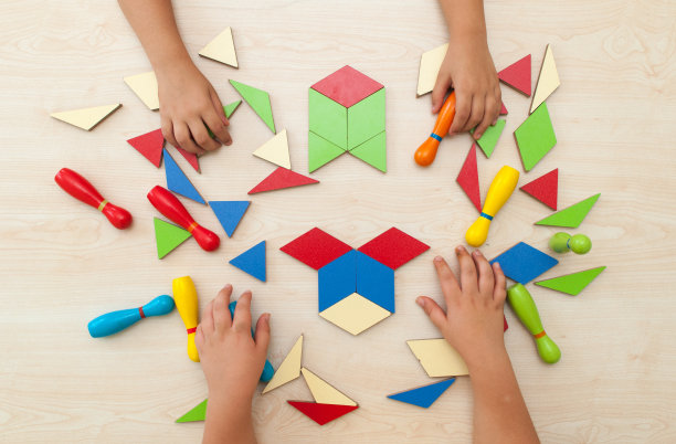 一个男孩玩七巧板的高角度视图图片下载