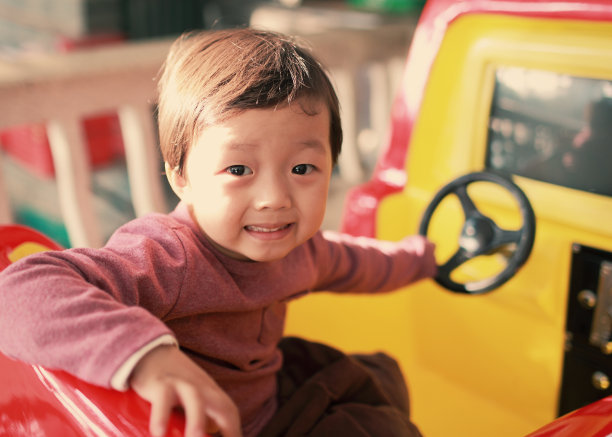 可爱的孩子们在公园里玩耍图片下载