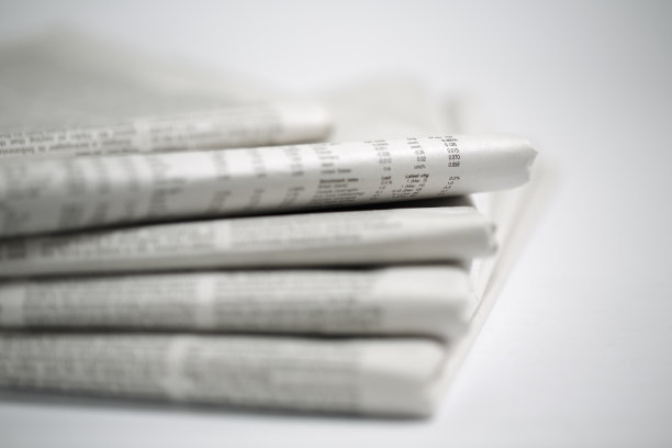 报纸孤立在白色背景上图片下载