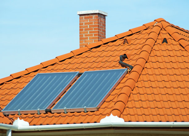 屋顶上有太阳能板图片下载