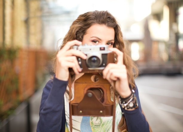 年轻女性在户外。图片下载