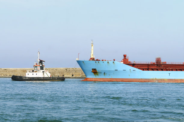 港口内的油轮和拖船图片下载