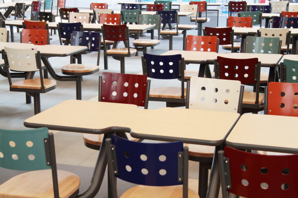 色彩缤纷的Cafateria美食广场椅子和桌子素材图片