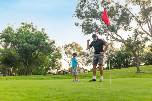 爸爸和小男孩打高尔夫球图片下载