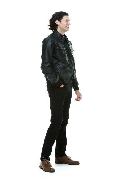 微笑随意的男人站着，看着别处图片下载