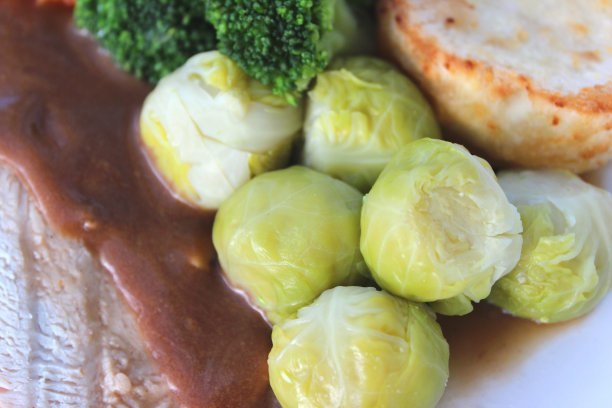烤鸡肉、球芽甘蓝和肉汁晚餐照片图片下载
