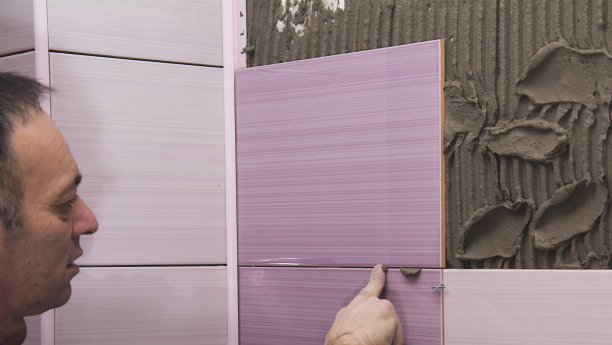 人铺设瓷砖图片下载