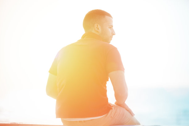 海滩上的年轻人图片下载