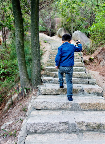 小男孩爬楼梯图片下载