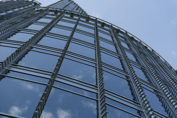 蓝色镜面建筑的窗户细节图片下载