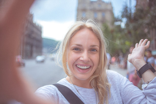 年轻的女游客在城市自拍- POV图片下载