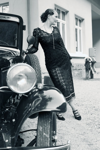 开着老爷车的女人图片下载