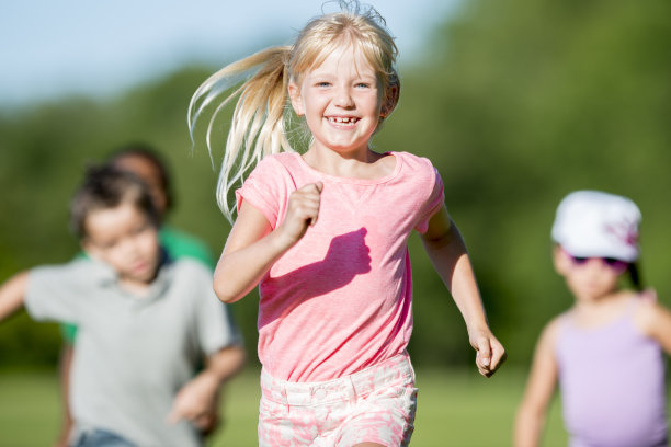 孩子们在室外跑步图片下载